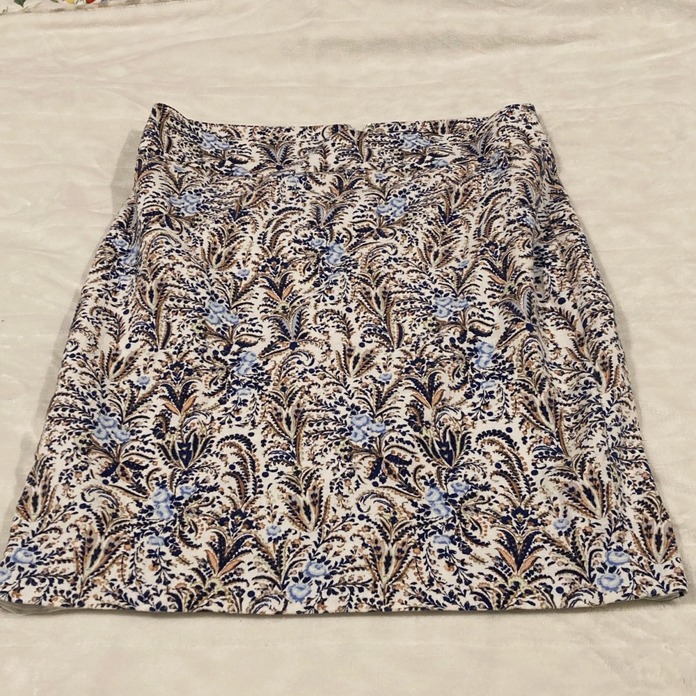 Size 10 Ann Taylor lined above the knee skirt.